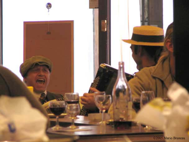 Fredo Boss à Nîme De l'accordéon musette et des chansons lors du Beaujolais Nouveau à Nîme.